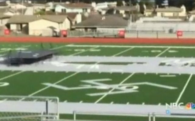 Une croix gammée placée par des vandales sur le terrain de football américain du lycée El Camino, au sud de San Francisco, après la cérémonie de remise des diplômes, vendredi 29 mai 2015. (Capture d'écran: NBC) Une croix gammée placée par des vandales sur le terrain de football américain du lycée El Camino, au sud de San Francisco, après la cérémonie de remise des diplômes, vendredi 29 mai 2015. (Capture d'écran: NBC)