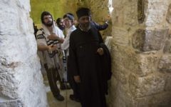 Un chrétien éthiopien pose pour une photo aux côtés de fidèles juifs orthodoxes, au Tombeau du roi David, près de la Porte de Sion, dans la Vieille Ville de Jérusalem, le 31 mai 2015. (Crédit photo: Yonatan Sindel / Flash90)