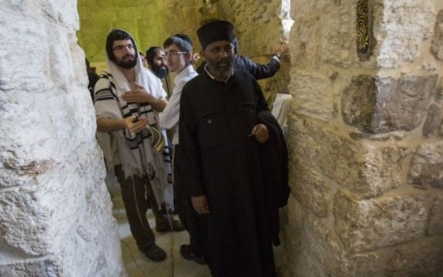 Un chrétien éthiopien pose pour une photo aux côtés de fidèles juifs orthodoxes, au Tombeau du roi David, près de la Porte de Sion, dans la Vieille Ville de Jérusalem, le 31 mai 2015. (Crédit photo: Yonatan Sindel / Flash90)