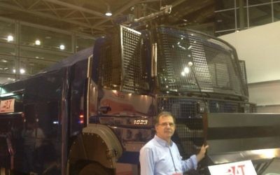 Meir Yakter, aux côtés du véhicule anti-émeute de Beit Alfa Technologies, le 2 juin 2015 (Mitch Ginsburg / Times of Israel)