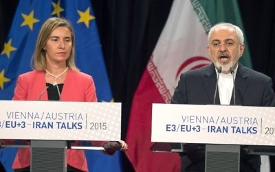 Federica Mogherini, en charge de la diplomatie de l'UE, et le ministre iranien des Affaires étrangères, Mohammad Javad Zarif, pendant une conférence de presse à Vienne,en  Autriche, le 14 juillet 2015. (Crédit : Joe Klamar/AFP)