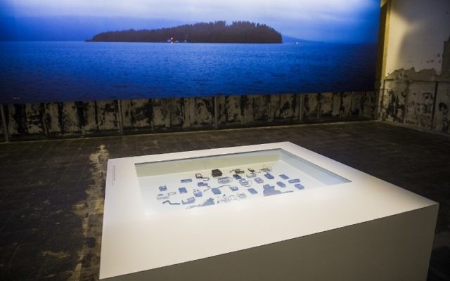 Des appareils photo et autres objets exposés le 22 Juillet dans le Centre dans le quartier du gouvernement à Oslo en Norvège, le 21 juillet 2015 (Crédit : AFP PHOTO / NTB SCANPIX / Fredrik Varfjell/NORWAY OUT)