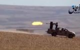 Des combattants du groupe Etat islamique tirant à partir d'un véhicule blindé sur une route menant à Ain al-Arab (Kobané), à la frontière entre la Syrie et la Turquie, capture d'écran YouTube (Crédit : AFP / HO / AAMAQ AGENCE DE NOUVELLES)