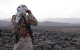 Un membre de la tribu yéménite armée du Comité de la Résistance Populaire soutenant les forces fidèles au président fugitif Abedrabbo Mansour Hadi qui regarde à travers des jumelles dans la région de Jaadan, à Marib, la province est de la capitale, Sanaa, le 9 mai 2015 (Crédit : AFP / STR)