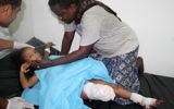 Une petite yéménite grièvement blessée hospitalisée d'hôpital après une attaque à la roquette menée par les rebelles houthis chiites à Aden, le 1er juillet 2015. Illustration. (Crédit : Saleh Al-Obeidi/AFP)