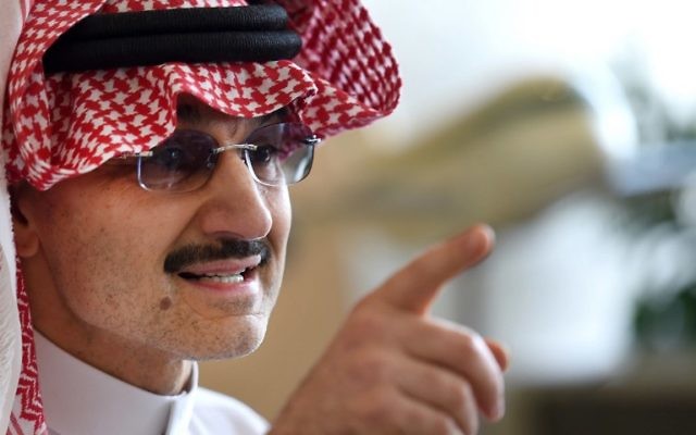 Le milliardaire saoudien le Prince Alwaleed bin Talal parle à des journalistes lors d'une conférence de presse dans la capitale saoudienne, Riyad, le 1er juillet 2015. Alwaleed a promis de donner son entière fortune à des projets de bienfaisance au cours des années à venir. (Crédit : AFP PHOTO / FAYEZ) NURELDINE Le milliardaire saoudien le Prince Alwaleed bin Talal parle à des journalistes lors d'une conférence de presse dans la capitale saoudienne, Riyad, le 1er juillet 2015. Alwaleed a promis de donner son entière fortune à des projets de bienfaisance au cours des années à venir. (Crédit : AFP PHOTO / FAYEZ) NURELDINE