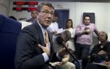 Le secrétaire américain à la Défense Ashton Carter s'adressant aux médias dans un avion militaire, le 19 juillet 2015, en route vers Tel Aviv, (Crédit : AFP PHOTO / POOL / CAROLYN Kaster)