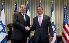 Le secrétaire américain à la Défense Ashton Carter (à droite) est accueilli par le ministre israélien de la Défense Moshe Yaalon avant leur réunion à Tel-Aviv, le 20 juillet 2015 (Crédit photo: POOL / Carolyn  Kaster/ Pool/ AFP)