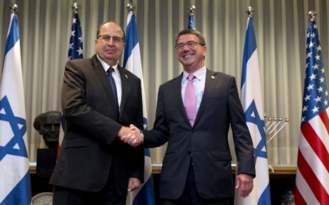 Le secrétaire américain à la Défense Ashton Carter (à droite) est accueilli par le ministre israélien de la Défense Moshe Yaalon avant leur réunion à Tel-Aviv, le 20 juillet 2015 (Crédit photo: POOL / Carolyn  Kaster/ Pool/ AFP)