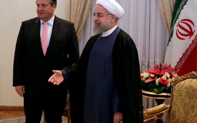 Le président iranien Hassan Rouhani à côté du ministre de l'Énergie et de l'Economie allemand, Sigmar Gabriel (à gauche) le 20 juillet, 2015 (Crédit : AFP PHOTO / ATTA KENARE) Le président iranien Hassan Rouhani à côté du ministre de l'Énergie et de l'Economie allemand, Sigmar Gabriel (à gauche) le 20 juillet, 2015 (Crédit : AFP PHOTO / ATTA KENARE)
