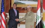 Le secrétaire américain à la Défense Ashton Carter (à gauche) serrant la main du président kurde irakien Massoud Barzani à Erbil le 24 juillet 2015 (Crédit : AFP PHOTO / Gailan HAJI)