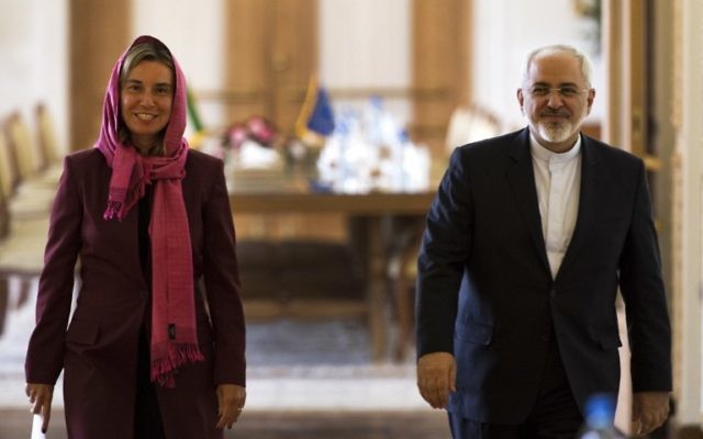 Le ministre iranien des Affaires étrangères Mohammad Javad Zarif (à droite) et la chef de la politique étrangère de l'UE Federica Mogherini arrivant pour une conférence de presse à Téhéran, le 28 juillet 2015 (Crédit : AFP PHOTO / BEHROUZ MEHRI)