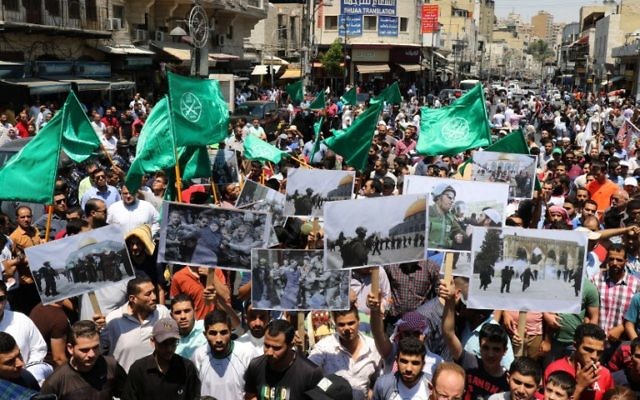 Des centaines de Jordaniens ont manifesté vendredi 31 juillet 2015 à Amman, pour protester contre les "agressions" d'Israël contre la mosquée Al-Aqsa à Jérusalem (Crédit : AFP PHOTO / KHALIL MAZRAAWI) Des centaines de Jordaniens ont manifesté vendredi 31 juillet 2015 à Amman, pour protester contre les "agressions" d'Israël contre la mosquée Al-Aqsa à Jérusalem (Crédit : AFP PHOTO / KHALIL MAZRAAWI)