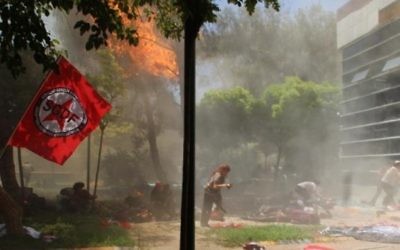 Cette photo a été prise le 20 juillet 2015 montre la scène après une explosion dans la ville de Suruc à Sanliurfa, le 20 juillet 2015, qui se situe non loin de la frontière syrienne. Au moins 20 personnes ont été tuées et des dizaines de blessés. L'origine de l'explosion n'a pas été déterminé immédiatement, mais de nombreuses autorités et les médias turcs affirme que l'attaque a été menée par un kamikaze (Crédit : AFP PHOTO / Agence de presse DICLE)