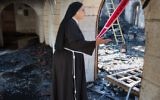 Une religieuse inspecte les dommages à l'Eglise de la Multiplication à Tabgha, sur les rives de la mer de Galilée dans le nord d'Israël, le 18 juin, 2015. (AFP Photo / Menahem Kahana)