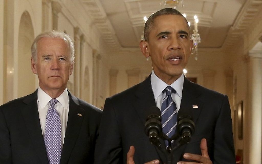 Le président américain Barack Obama, avec le vice-président Joe Biden (à gauche), prononce une allocution dans la East Room de la Maison Blanche, le 14 juillet 2015 à Washington. (Crédit : Andrew Harnik / AFP)