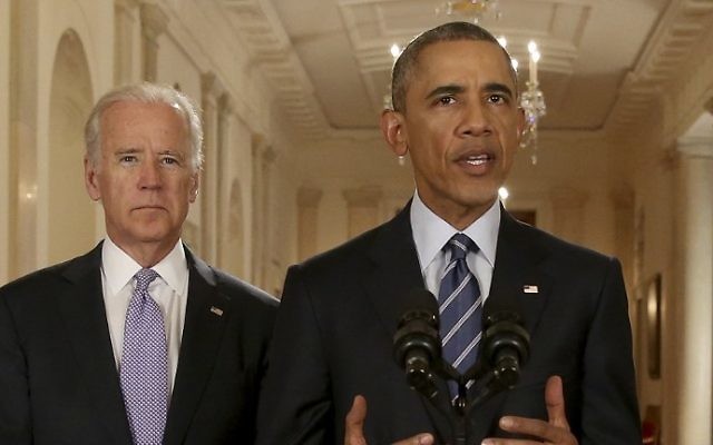 Le président américain Barack Obama, avec le vice-président Joe Biden (à gauche), prononce une allocution dans la East Room de la Maison Blanche, le 14 juillet 2015 à Washington. (Crédit : Andrew Harnik / AFP) Le président américain Barack Obama, avec le vice-président Joe Biden (à gauche), prononce une allocution dans la East Room de la Maison Blanche, le 14 juillet 2015 à Washington. (Crédit : Andrew Harnik / AFP)