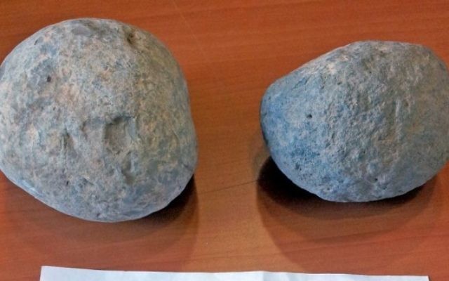 Les deux boulets de canons rendus par un anonyme après 20 ans au musée de Beer Sheva (Crédit : autorisatioon Musée des cultures islamiques et proche-orientales de Beer Sheva) Les deux boulets de canons rendus par un anonyme après 20 ans au musée de Beer Sheva (Crédit : autorisatioon Musée des cultures islamiques et proche-orientales de Beer Sheva)