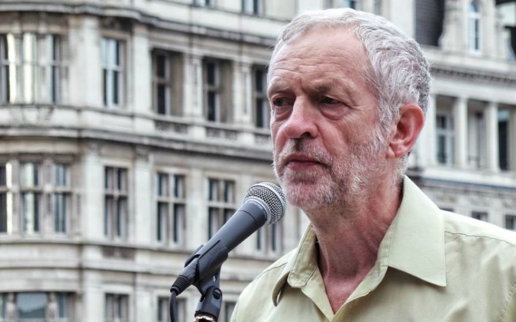 Le parlementaire Jeremy Corbyn parlant lors de l'événement «No More War» à Parliament Square en 2014 (Photo: Hej JMaill, CC-BY, via wikipedia) Le parlementaire Jeremy Corbyn parlant lors de l'événement «No More War» à Parliament Square en 2014 (Photo: Hej JMaill, CC-BY, via wikipedia)