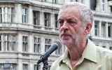 Le parlementaire Jeremy Corbyn parlant lors de l'événement «No More War» à Parliament Square en 2014 (Photo: Hej JMaill, CC-BY, via wikipedia)