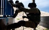 Une unité de Tsahal de contre le terrorisme en train de s'entraîner à neutraliser les terroristes qui ont pris le contrôle d'un bâtiment (Crédit : porte parole de l'IDF)
