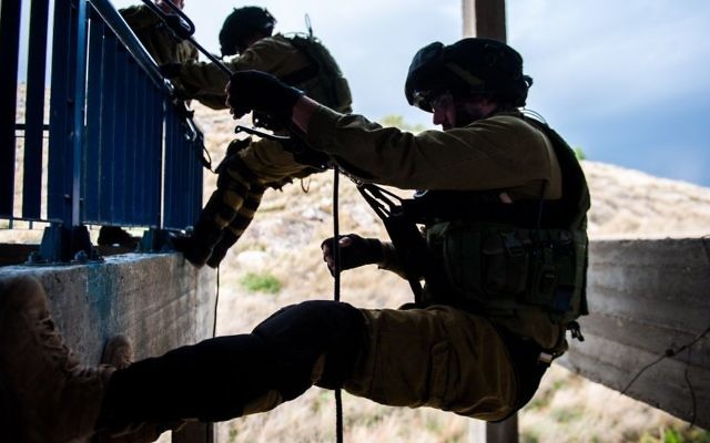 Une unité de Tsahal de contre le terrorisme en train de s'entraîner à neutraliser les terroristes qui ont pris le contrôle d'un bâtiment (Crédit : porte parole de l'IDF)