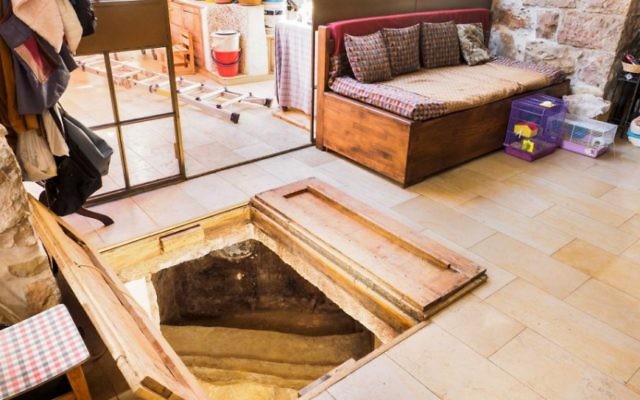 Un mikveh découvert dans le salon d'une maisonà Ein Kerem - 1er juillet 2015 (Crédit : autorisation)