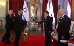 L'ambassadeur israélien au Paraguay Peleg Levy soumet la charte de réouverture de l'ambassade d'Israël au président Horacio Cartes, le 27 juillet 2015. (Crédit : ministère des Affaires étrangères)