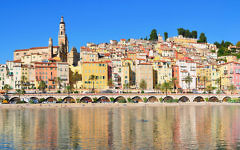 Crédit : Wikipédia CC-BY-SA-3.0,2.5,2.0,1.0/ Vue panoramique de la bordure côtière de la ville de Menton