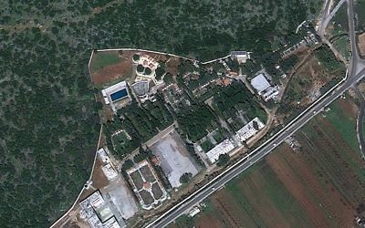 Une image satellite d'un site au nord-est de Masyaf, où le régime d'Assad stockerait des armes chimiques (Crédit : Google Maps)
