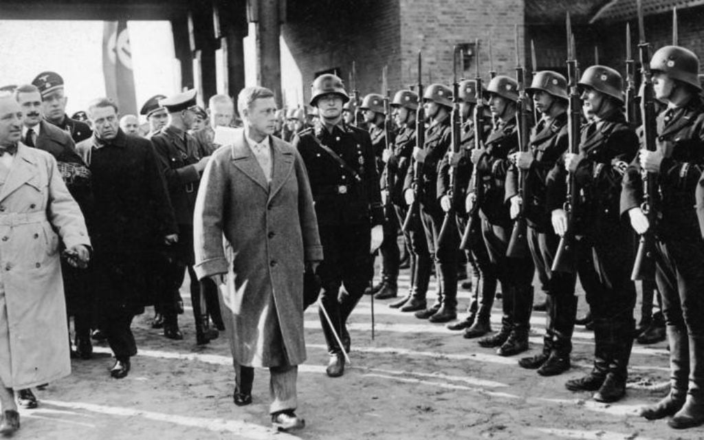 Edward, duc de Windsor, passe en revue une escouade de SS avec Robert Ley en octobre 1937 (Crédit : Bundesarchiv, Bild 102-17964 / Pahl, Georg / CC-BY-SA) Edward, duc de Windsor, passe en revue une escouade de SS avec Robert Ley en octobre 1937 (Crédit : Bundesarchiv, Bild 102-17964 / Pahl, Georg / CC-BY-SA)