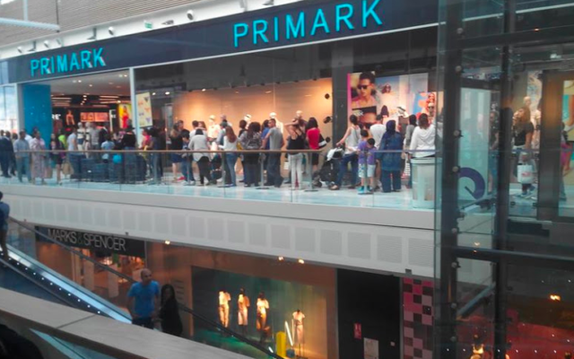 La boutique Primark située dans le centre commercial Quartz à Villeneuve la Garenne (92) (Crédit : capture d'écran YouTube)