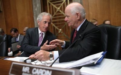 La commission des Relations étrangères du Sénat : le président Bob Corker (républicain, Tennessee), à gauche, avec Ben Cardin (démocrate, Maryland), le 14 avril 2015. (Crédit : Win McNamee/Getty Images/JTA)