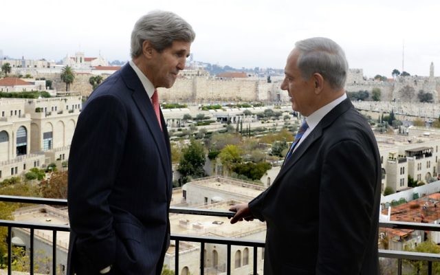 Le secrétaire d'Etat américaine, John Kerry, à gauche, et le Premier ministre Benjamin Netanyahu se rencontrent à Jérusalem, le 6 décembre 2013. (Crédit : Matty Stern/Ambassade américaine de Tel Aviv) Le secrétaire d'Etat américaine, John Kerry, à gauche, et le Premier ministre Benjamin Netanyahu se rencontrent à Jérusalem, le 6 décembre 2013. (Crédit : Matty Stern/Ambassade américaine de Tel Aviv)