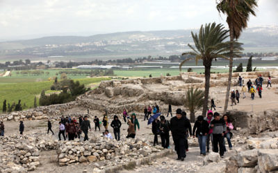 Les visiteurs du site antique de Megiddo en Basse Galilée en 2012 (Crédit : Yossi Zamir / flash 90)