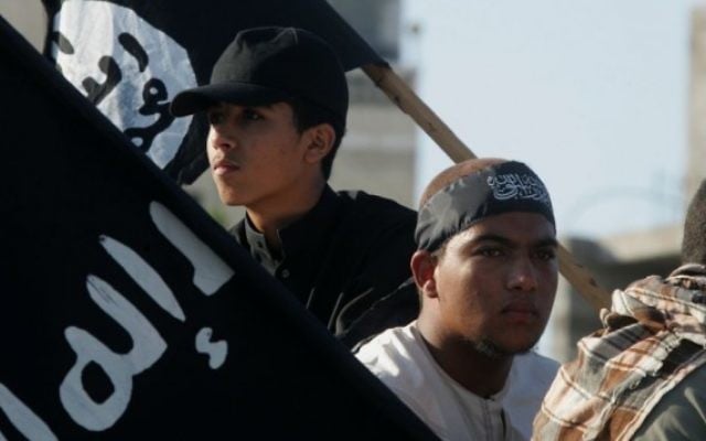 Des militants palestiniens à Rafah, dans le sud de la bande de Gaza, avec le drapeau de l'Etat islamique, en 2012. (Crédit : Abed Rahim Khatib/Flash90)