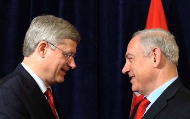 Le Premier ministre Benjamin Netanyahu (à droite) et son homologue canadien Stephen Harper en 2014 (Crédit : Avi Ohayon / GPO / Flash90)