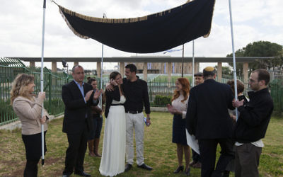 La députée Stav Shaffir (5e d) participe à une cérémonie de mariage devant la Knesset à Jérusalem, le 18 mars, 2013 , pour protester contre le monopole du Rabbinat orthodoxe sur les licences de mariage et le manque de mariages civils en Israël.(Crédit : Flash 90)