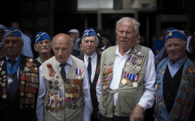 Des vétérans de la Seconde Guerre Mondiale lors d'une marche qui marque la défaite de l'Allemagne nazie, Jérusalem le 8 mai 2014 (Crédit : Yonatan Sindel/Flash90) Des vétérans de la Seconde Guerre Mondiale lors d'une marche qui marque la défaite de l'Allemagne nazie, Jérusalem le 8 mai 2014 (Crédit : Yonatan Sindel/Flash90)