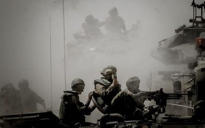 Des soldats israéliens sur un char dans une zone de transit de Tsahal près de la frontière israélienne avec Gaza, le 31 juillet 2014 (Crédit : Miriam Alster / Flash90)