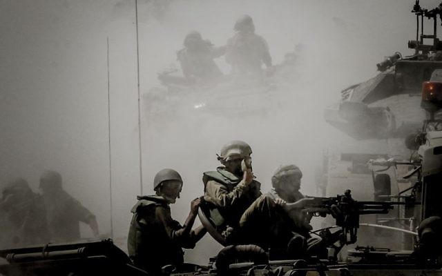 Des soldats israéliens sur un char dans une zone de transit de Tsahal près de la frontière israélienne avec Gaza, le 31 juillet 2014 (Crédit : Miriam Alster / Flash90)