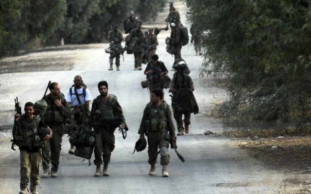 Soldats israéliens rentrant de la Bande de Gaza, contrôlée par le Hamas, le 5 août 2014. (Crédit : Dave Buimovitch/Flash90)