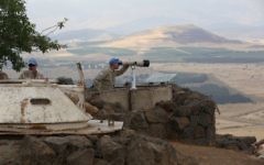 Des observateurs de l'ONU au sommet du mont Bental du côté israélien de la frontière avec la Syrie, près de la ville de Quneitra, le 30 mai 2015. Illustration. (Crédit : Yossi Zamir / Flash90)
