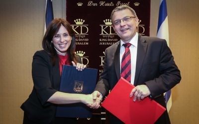 Tzipi Hotovely, lors d'une rencontre avec Lubomir Zaoralek, le ministre tchèque des Affaires étrangères, en juin dernier. (Crédit : Yossi Zamir/Flash90)