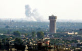 La fumée s'élevant du nord du Sinaï, en Egypte, comme on le voit à partir de la frontière de la bande de Gaza, le 1er juillet 2015, au milieu de violents affrontements entre les forces gouvernementales et des hommes armés affiliés à l'Etat islamique. (Crédit : Abed Rahim Khatib / Flash90)
