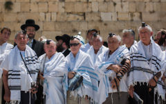 Des survivants de l'Holocauste posent pour une photo après avoir fêté leur bar mitzvah tardive au mur Occidental dans la Vieille Ville de Jérusalem, le 13 Juillet, 2015. (Crédit : Yonatan Sindel / Flash90)