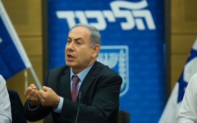 Le Premier ministre Benjamin Netanyahu lors d'une réunion de groupe du Likud à la Knesset, le 27 juillet 2015 (Crédit : Yonatan Sindel / Flash90)
