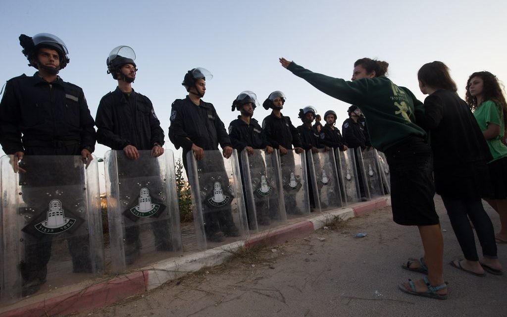 Les forces de sécurité israéliennes affrontent des manifestants à Beit El, le 28 juillet 2015 (Crédit :  Nati Shohat / FLASH90)
