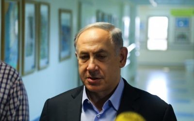 Benjamin Netanyahu s'adresse, le 31 juillet 2015, à des journalistes depuis l'hôpital où est soignée la famille Dawabsha (Crédit : Flash 90)