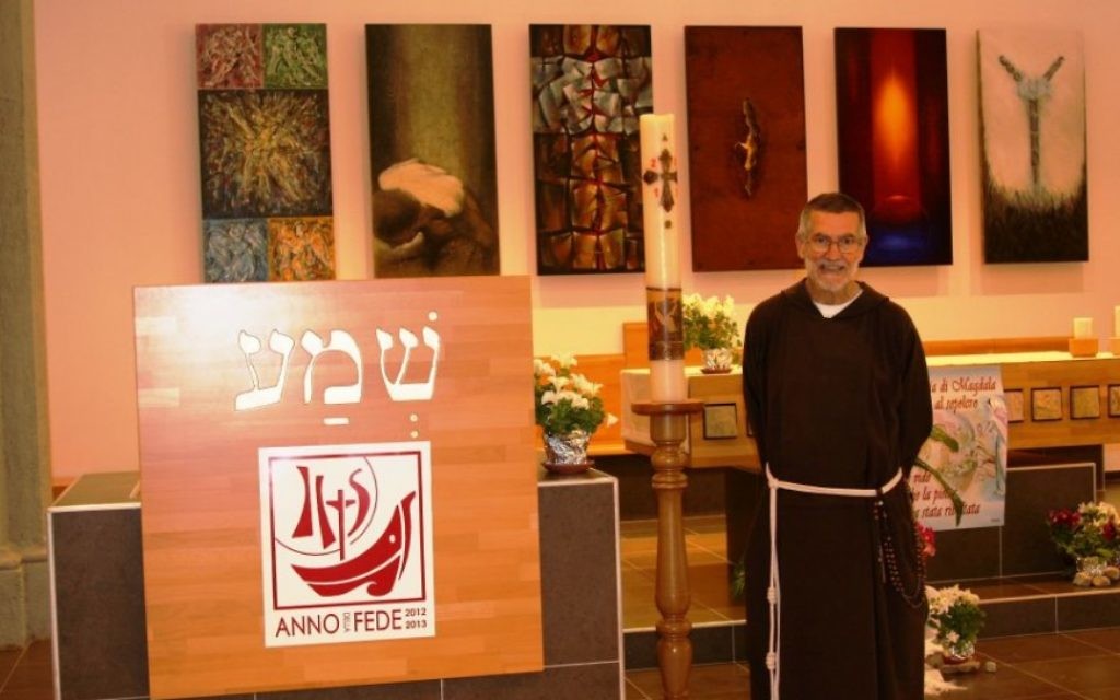 Père Stephano dans la chapelle (Crédit : Shmuel Bar-Am)